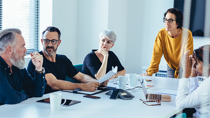 Berater präsentiert Telefonanlagen Projektplan vor Geschäftsleitung