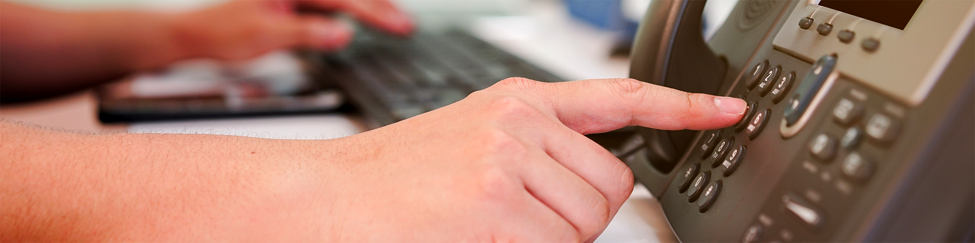 Kleines Unternehmen nutzt moderne Telefonanlage für effektive Kommunikation
