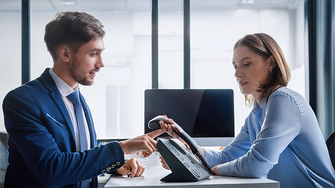 KMU Geschäftsführer berät sich mit IT-Experten über Telefonanlage Lösung