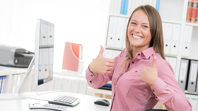 Kleine Firma mit moderner Telefonanlage arbeitet effizient im Büroalltag