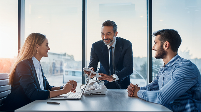 Selbstständiger Unternehmer nutzt Telefonanlage mit persönlichem Ansprechpartner