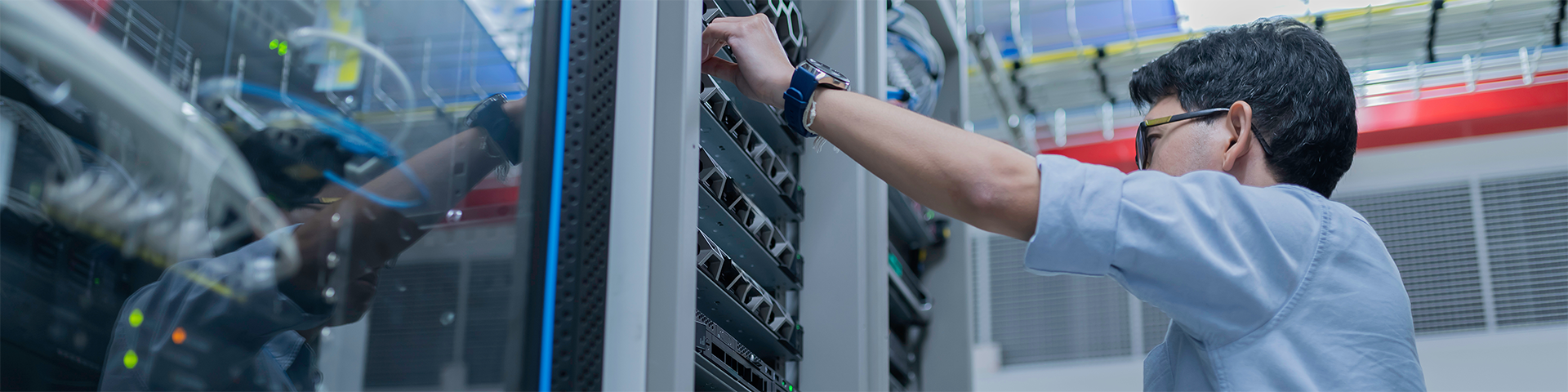 Übersicht moderner Telefonanlagen mit Technikern bei Installation und Wartung in Unternehmen