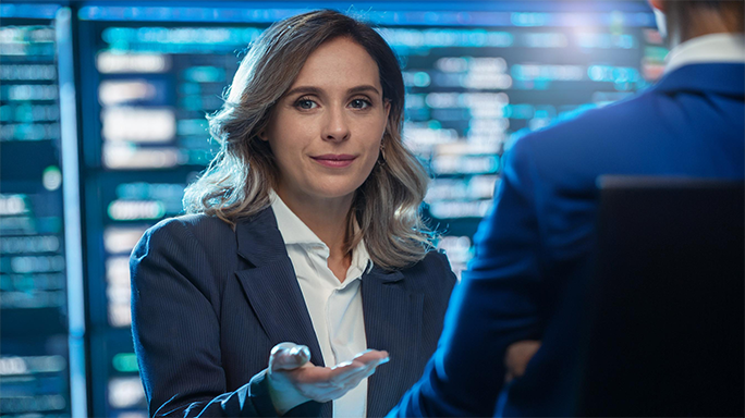 Techniker führt Vor-Ort-Service bei Geschäftskunden durch Telekommunikation durch