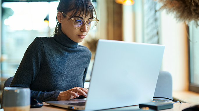 Support-Mitarbeiter erfasst Kundenanfrage für Telekommunikationshilfe