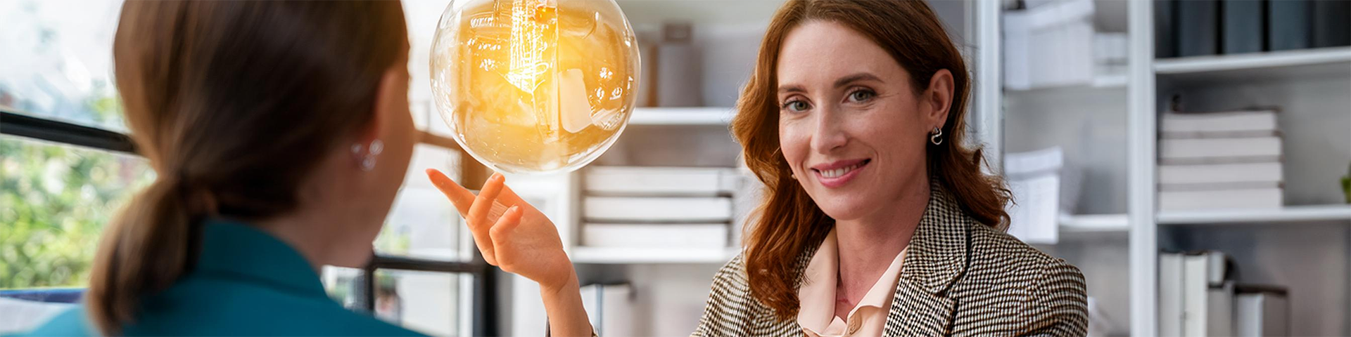 Telekommunikationsexperte berät Geschäftskunden professionell im Bürogespräch