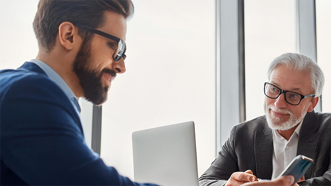 Kunde und Berater besprechen Telekommunikationslösungen im modernen Büro