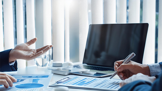 Analyse von bestehenden Telekommunikationsverträgen durch Experten im Büro