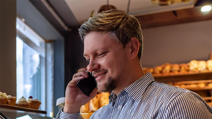 Geschäftskunde erhält Antworten vom Telekommunikationsberater am Telefon