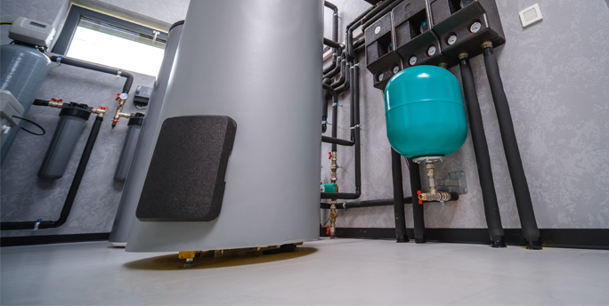 SGM-Techniker führt Wartungsarbeiten an einer Wasseranlage durch, um die Hygiene gemäß DIN sicherzustellen.
