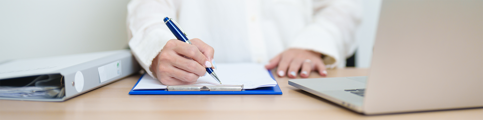 Geschäftskundenberater verwaltet Telekommunikationsverträge im Büro