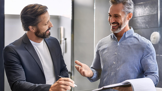 Tarif- und Vertragsoptimierer bespricht Vertragsdetails mit Kunden