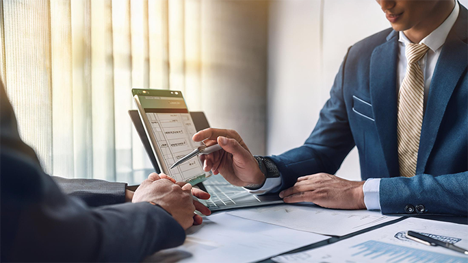 Kunde erhält Vertragsübersicht und Beratung vom Experten