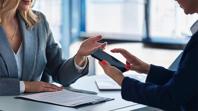 Kundensupport berät Geschäftskunden persönlich zum Vertragsstatus