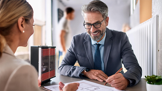 Geschäftskunde freut sich über Kosteneinsparungen nach Vertragsoptimierung