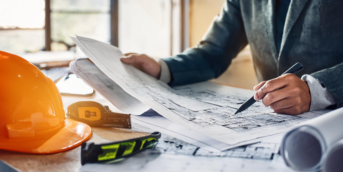 SGM-Zimmerer bei der Planung eines Projektes mit modernen Konstruktionsplänen und Bauunterlagen für optimale Ergebnisse.